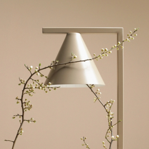 Beżowa lampa stołowa z kloszem w kształcie stożka FORM TABLE BEIGE Beżowa lampa stołowa z kloszem w kształcie stożka FORM TABLE BEIGE