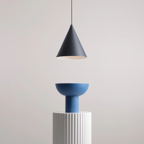 Lampa wisząca w kształcie stożka FORM BLACK Lampa wisząca w kształcie stożka FORM BLACK