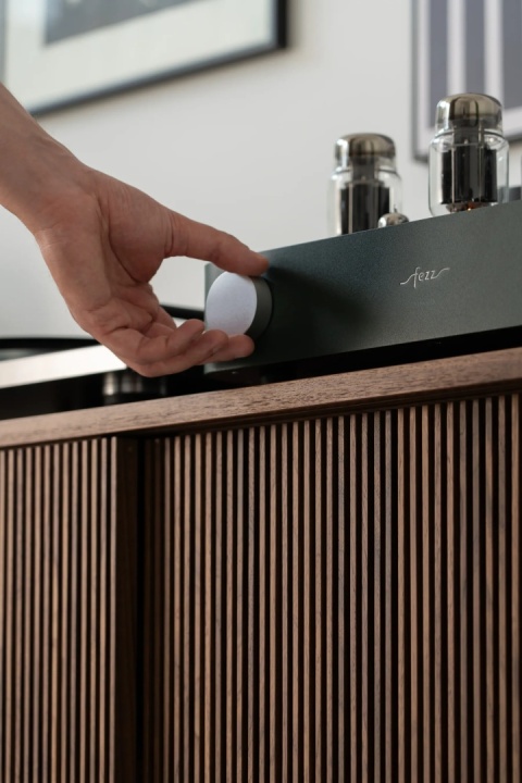 TONN 150 – Turntable & Vinyl Record Cabinet Walnut Wood