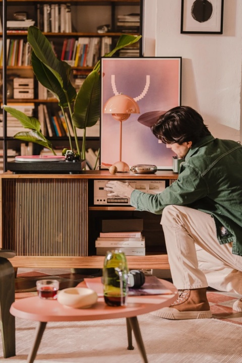 TONN 150 – Turntable & Vinyl Record Cabinet Walnut Wood