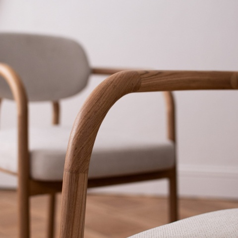 Krzesło TRISS z drewna jesionowego tapicerowane