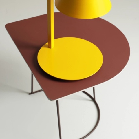 Niebieska lampa stołowa z kloszem w kształcie stożka FORM TABLE DUSTY BLUE